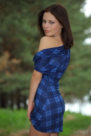 Bogdana B – Hottie orgasms in the local forest photo 2