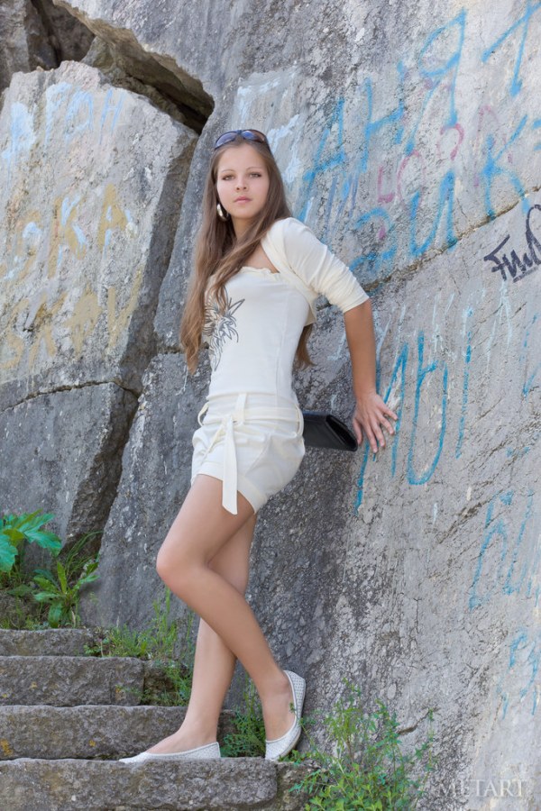 Ariana A – Babe stripteases on a long walk