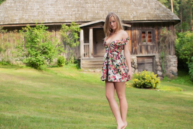 Sandy C – Hottie masturbates on grass photo 4