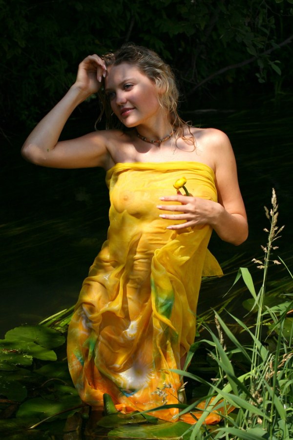 Valentina A – Hottie masturbates in garden
