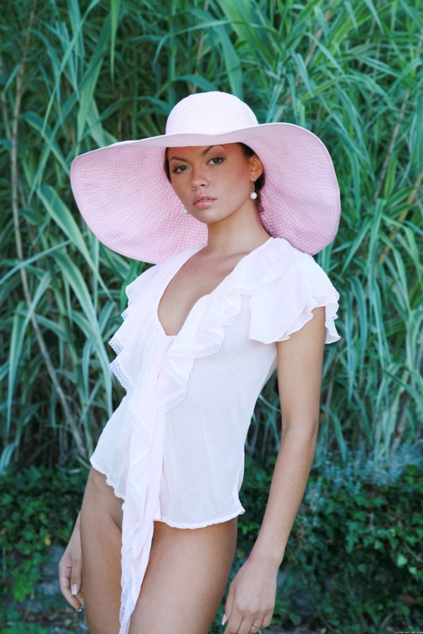 Ulya G – Lady in hat outdoors