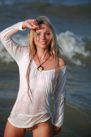 Natalia B – Ocean water playing queen photo 8