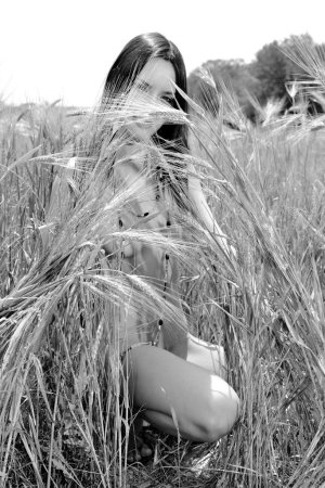 Nika E – Naked hottie in field. photo 2