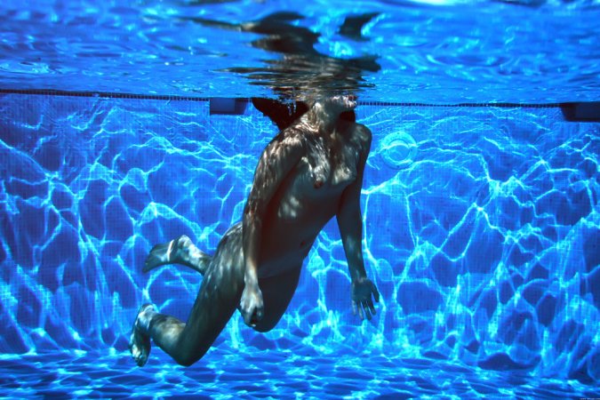 Lorena B – Naked babe swims in pool. photo 15