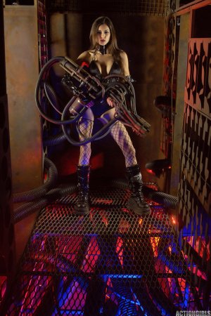 Leanne – Assassin babe playing photo 2