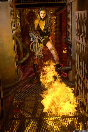 Leanne – Assassin babe playing photo 10